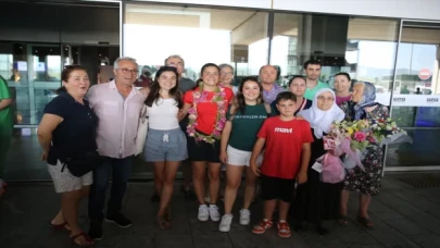 Manş Denizi’ni yüzerek geçen Aysu Türkoğlu, Bodrum’da davul zurnayla karşılandı