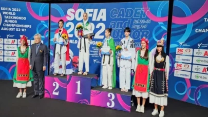 Milli tekvandocu Hayrunnisa Gürbüz, gençlerde dünya ikincisi oldu