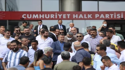 CHP’li Ağbaba, akaryakıt istasyonları mühürlenen iş yeri sahipleriyle basın açıklaması yaptı: