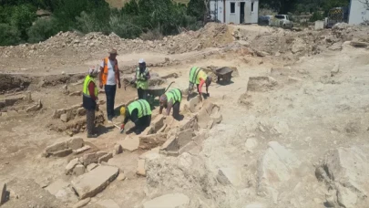 Muğla’da maden sahasındaki tarihi alanda yöre kadınları kazı yapıyor