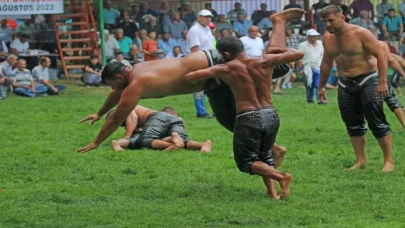 Muğla’da pehlivanlar sağanak altında güreşti