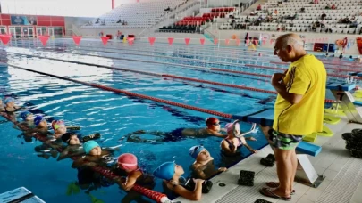 Eskişehir’in olimpik havuzunda günde 2 bin 500 kişi yüzme eğitimi alıyor