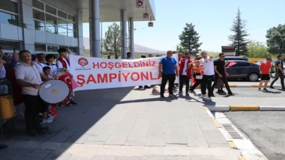 Avrupa şampiyonu genç halterci Yasin Büyükhüseyinler, Niğde’de coşkuyla karşılandı 