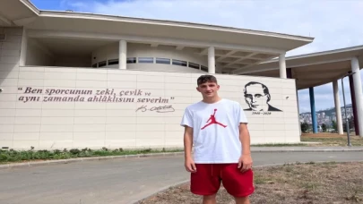 Ajax’a transfer olan Ahmetcan Kaplan, altyapıdaki futbolcularla vedalaştı 