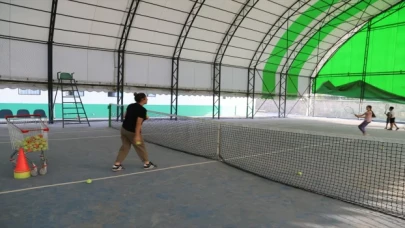 Ağrı Dağı eteklerindeki tenis kortlarında raket sesleri yankılanıyor