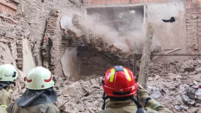 Beyoğlu’nda 4 katlı metruk binanın duvarı çöktü