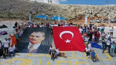 Mersin’de uçuş tutkunları paraşüt şenliğinde buluştu
