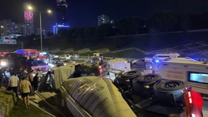 Ataşehir’de minibüse çarparak devrilen beton mikserinin sürücüsü ağır yaralandı