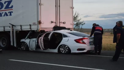 Konya’da kamyona arkadan çarpan otomobildeki 1 kişi öldü, 3 kişi yaralandı