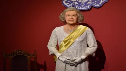Kraliçe 2. Elizabeth’in Eskişehir’deki bal mumu heykeline ziyaretçi ilgisi
