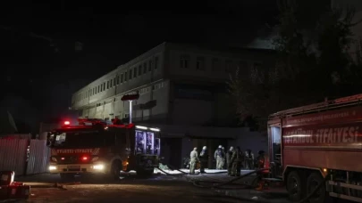 Beylikdüzü’nde bir iş yerinde çıkan yangında 10 katlı bir bina tedbir amaçlı boşaltıldı