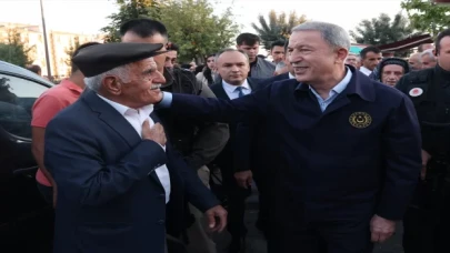 Milli Savunma Bakanı Akar, Şırnak’ta Valilik ve Belediyeyi ziyaret etti