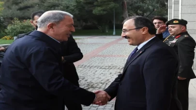 Milli Savunma Bakanı Akar’a Azerbaycan’dan madalya