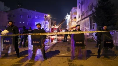 Kadıköy’de bir binada meydana gelen patlamanın ardından çıkan yangın söndürüldü