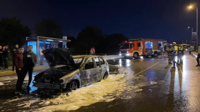 Ataşehir’de seyir halindeyken alev alan otomobilde büyük hasar oluştu