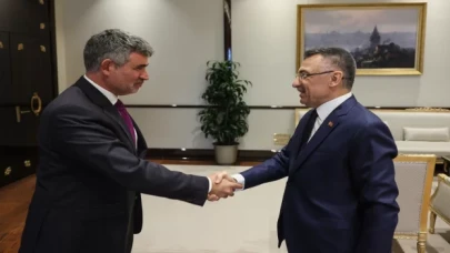 Cumhurbaşkanı Yardımcısı Oktay, Türkiye’nin Lefkoşa Büyükelçisi Feyzioğlu ile görüştü