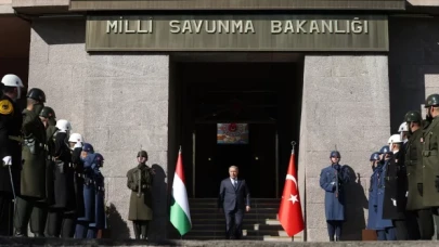 Bakan Akar, Macar mevkidaşı SzalayBobrovniczky ile bir araya geldi