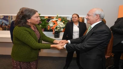 Aydınlıkevler oyunu, yeni sezonun açılışını Ankara’da yaptı. Kılıçdaroğlu ve eşi katılanlar arasındaydı