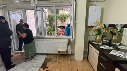 Beyoğlu’nda 6 katlı binanın istinat duvarı çöktü