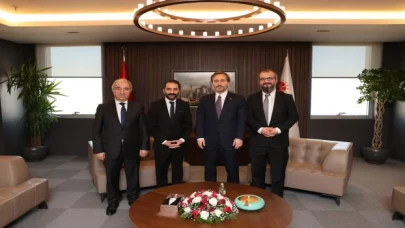 Cumhurbaşkanlığı İletişim Başkanı Altun, sanatçı Burak Haktanır ile bir araya geldi