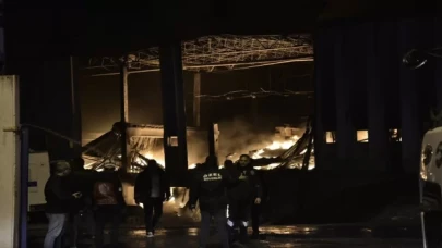 Bursa’da tekstil fabrikasında çıkan yangına müdahale ediliyor