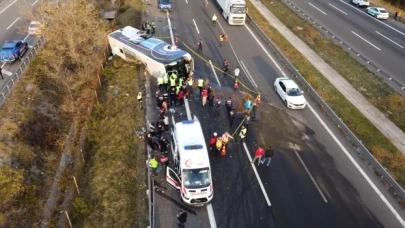 Anadolu Otoyolu’nun Bolu kesiminde yolcu otobüsü devrildi, 3 kişi öldü, 16 kişi yaralandı