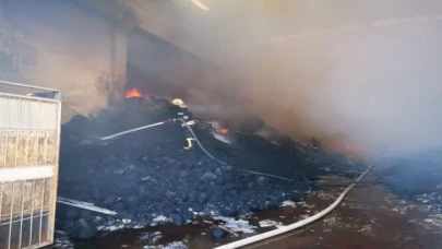 Gaziantep’te tekstil fabrikasında çıkan yangına müdahale ediliyor
