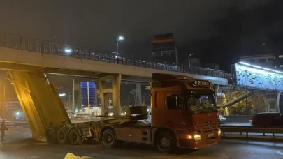 Ataşehir’de hafriyat kamyonunun açılan damperi üst geçide çarptı