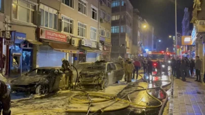 Fatih’te otomobilde çıkan yangın, park halindeki 4 araca sıçradı