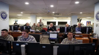 Bakan Akar, beraberindeki TSK komuta kademesi ile Harekat Merkezi’nde