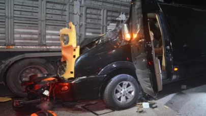Amasya’da tiyatrocuları taşıyan minibüsle kamyonun çarpıştığı kazada 3 kişi öldü, 8 kişi yaralandı