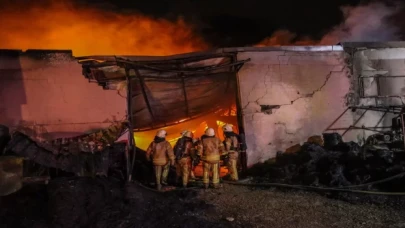 Çatalca’da bir fabrikada çıkan yangına itfaiye ekipleri müdahale ediyor