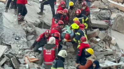 Gaziantep’te 3 kişi depremden 76 saat sonra enkazdan kurtarıldı