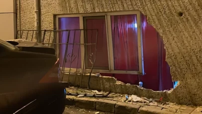 Fatih’te el freni çekilmeyen araba yokuştan kayarak 3 araba ile bina duvarına çarptı