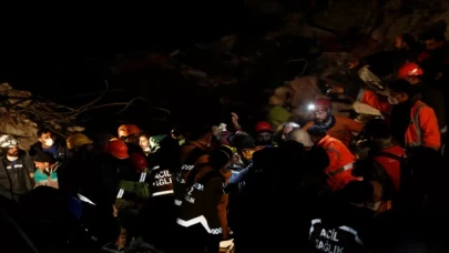 Hatay’da depremin 159. saatinde bir kadın enkazdan sağ çıkarıldı