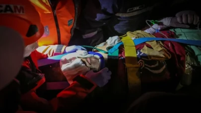 İskenderun’da depremin 162. saatinde bir kadın enkazdan sağ çıkarıldı
