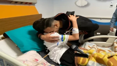 Josef de Souza, depremden 128 saat sonra enkazdan çıkarılan Arda’ya formasını hediye etti