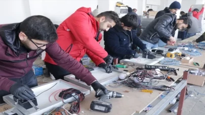 Depremzedeler için güneş enerjili aydınlatma ve şarj sistemi üretiyorlar