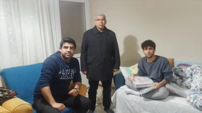 Enkazda kalan ders kitaplarına üzülen gence İzmir’den kitap desteği