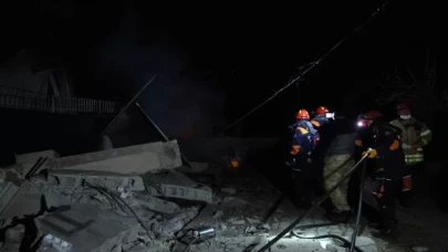 Hatay merkezli depremde boş binanın yıkılması sebebiyle çıkan yangın söndürüldü