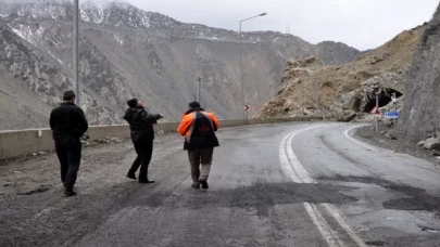 Artvin Erzurum kara yolu heyelan sebebiyle ulaşıma kapandı