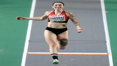 Milli atlet Tuğba Danışmaz, kadınlar üç adım atlamada Türkiye rekoru kırarak altın madalya kazandı