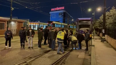 Kabataş Bağcılar hattında tramvay raydan çıktı, seferler aksadı