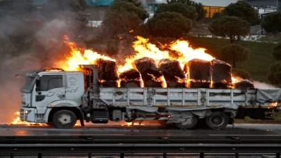 Arnavutköy’de seyir halindeki kamyonda çıkan yangın söndürüldü