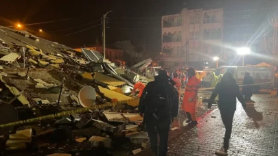 Adıyaman’da ağır hasarlı 5 katlı bina kendiliğinden çöktü