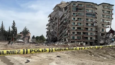 Hatay’da bina yıkım ve enkaz kaldırma çalışmaları sürüyor
