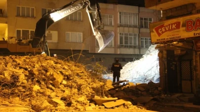 Kilis’te ağır hasarlı 4 katlı bina çöktü