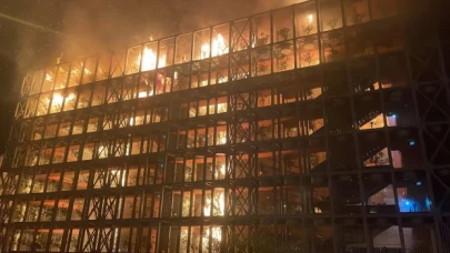 İzmir’de bir sitede çıkan yangına müdahale ediliyor