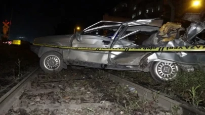 Zonguldak’ta yolcu treni otomobile çarptı