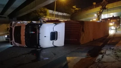 Bakırköy’de üst geçide çarpan tır devrildi